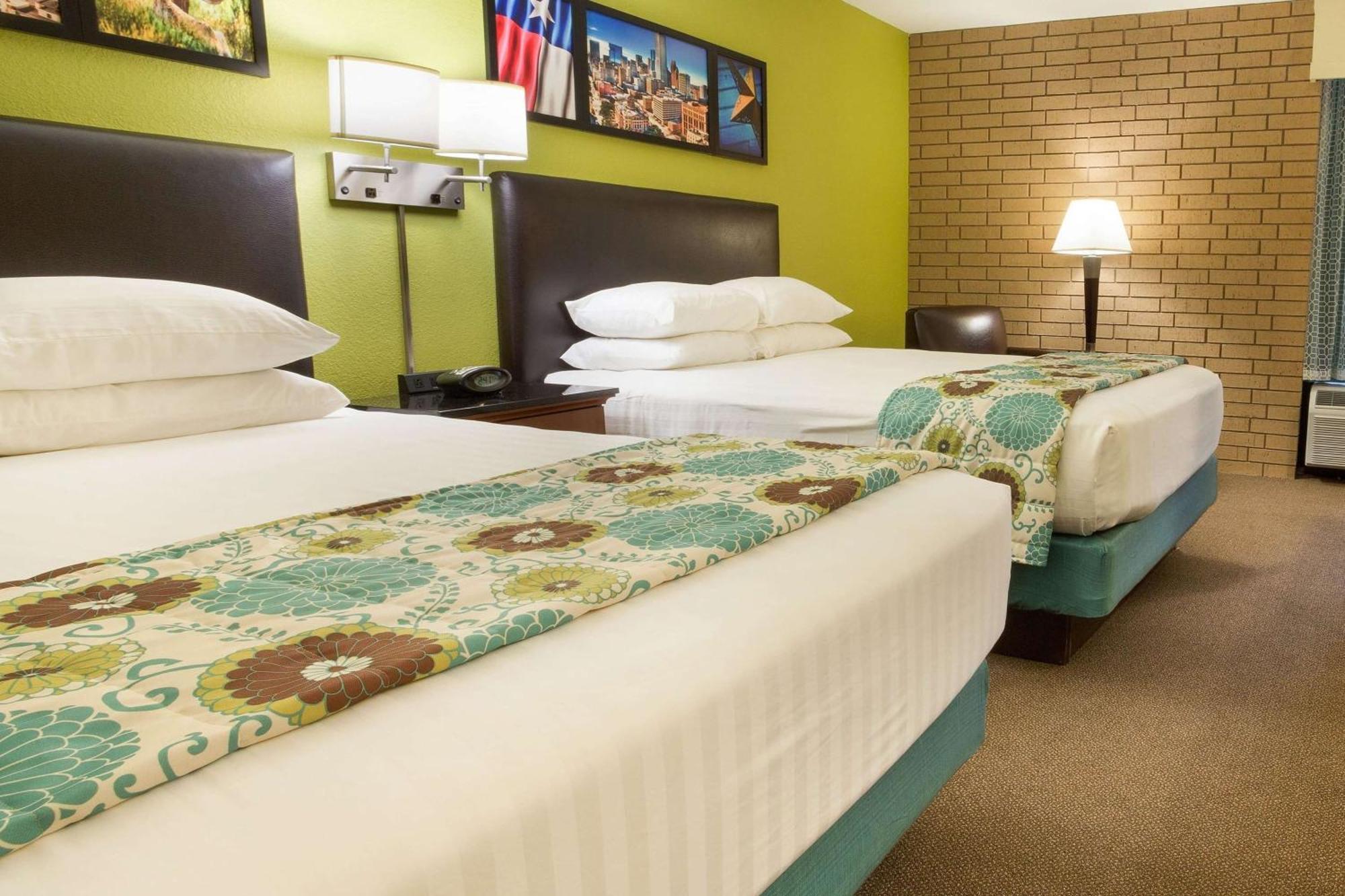 Heritage Inn Suites Houston Sugar Land, Trademark By Wyndham Exterior photo