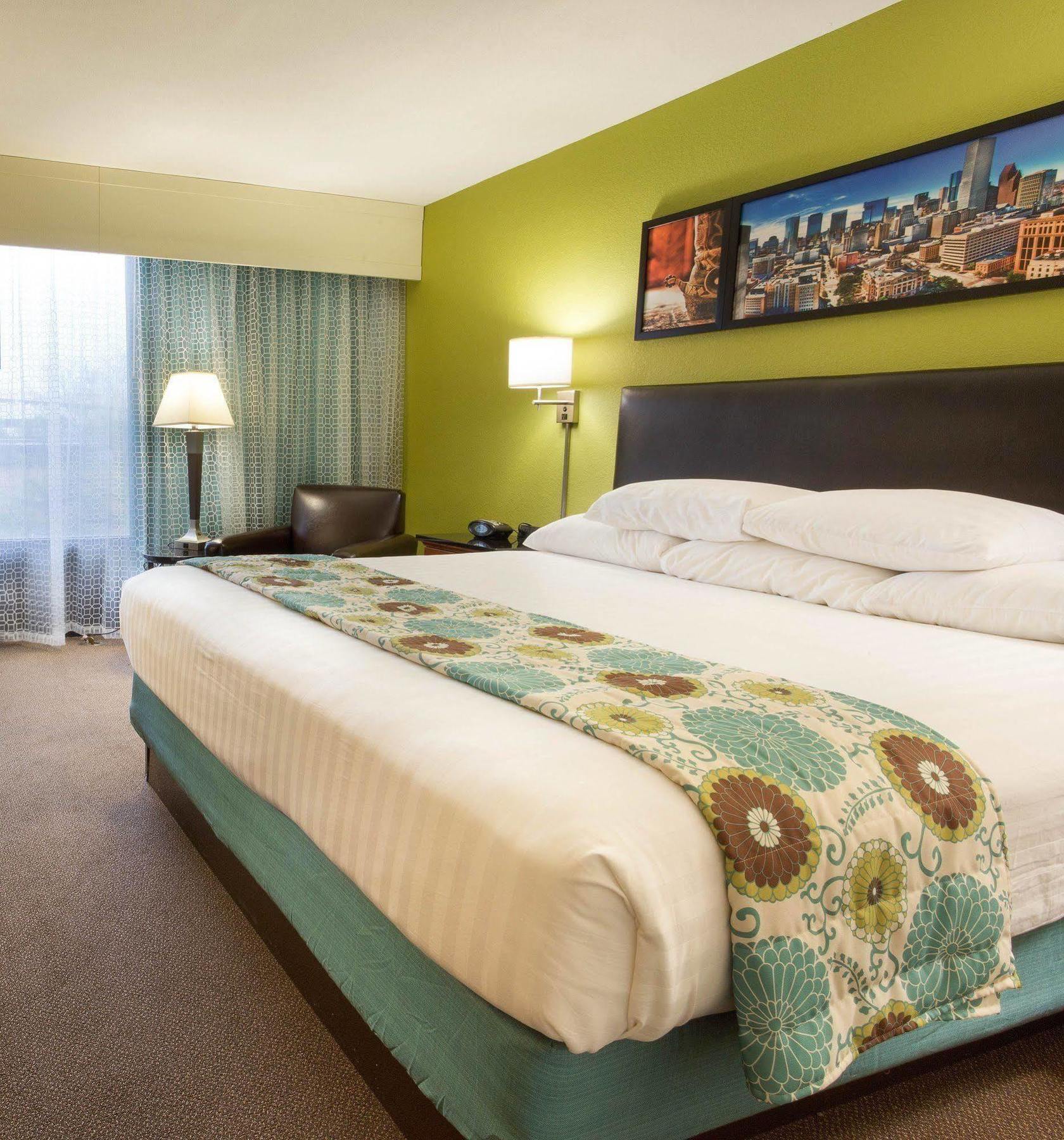 Heritage Inn Suites Houston Sugar Land, Trademark By Wyndham Exterior photo