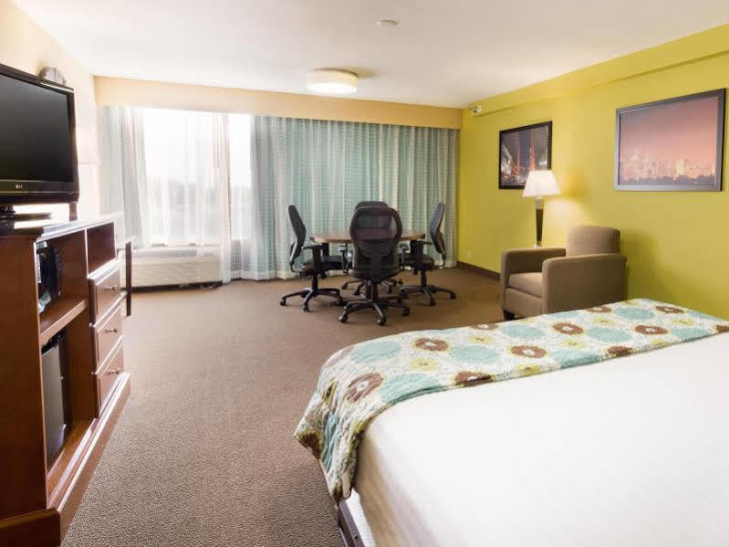Heritage Inn Suites Houston Sugar Land, Trademark By Wyndham Exterior photo